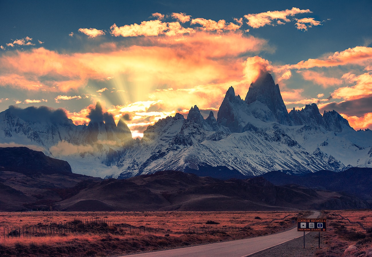 runrays behind the mountain of Fitz Roy