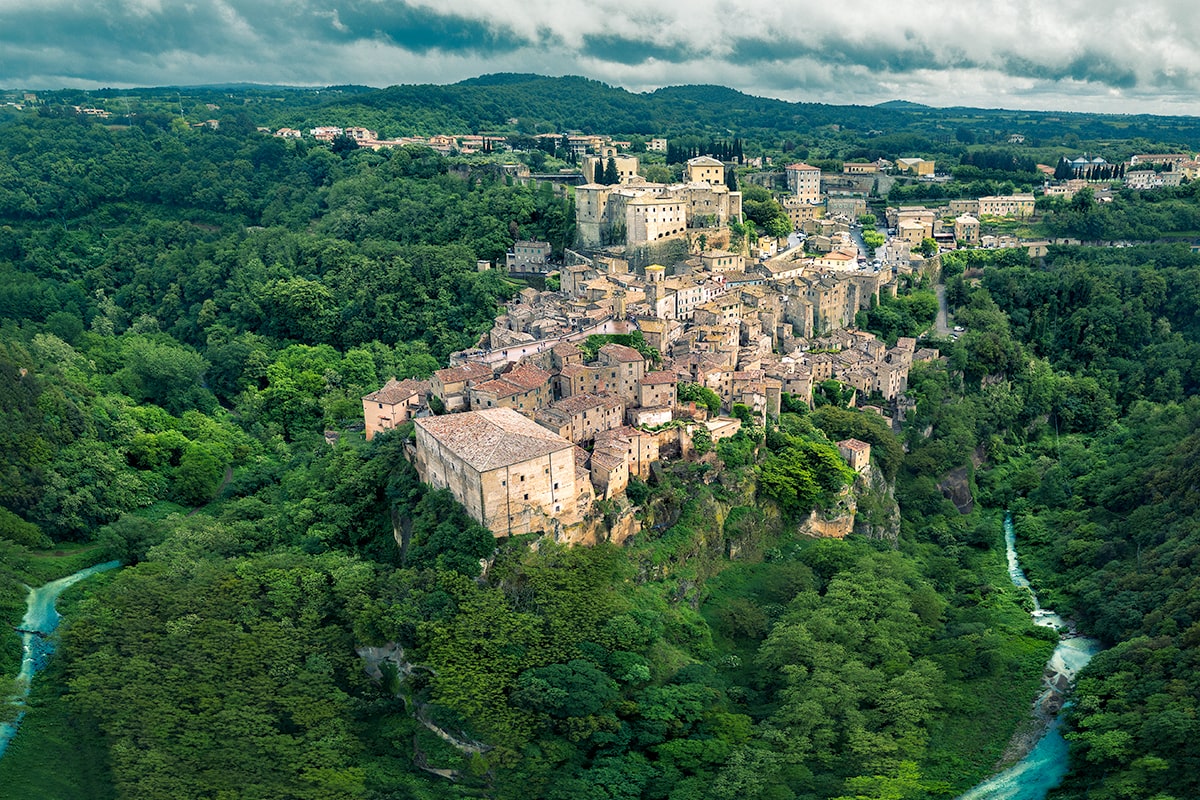 Sorano is characterized by a maze of pretty alleys, courts, ashlar portals, external staircases, loggias and cellars excavated into the tuff where, in the past, the locals made their grape harvests